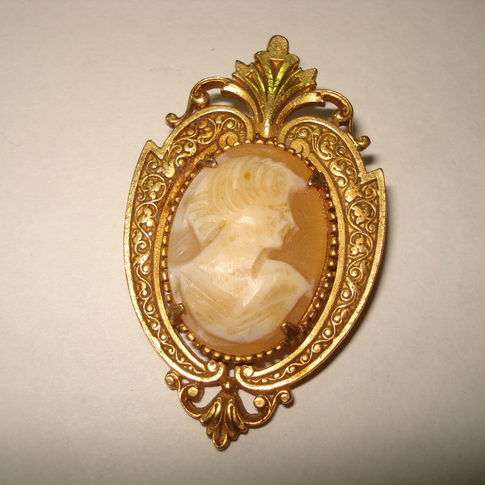 Vintage Gold Tone Cameo Lady Carved Shell Pendant Brooch Pin